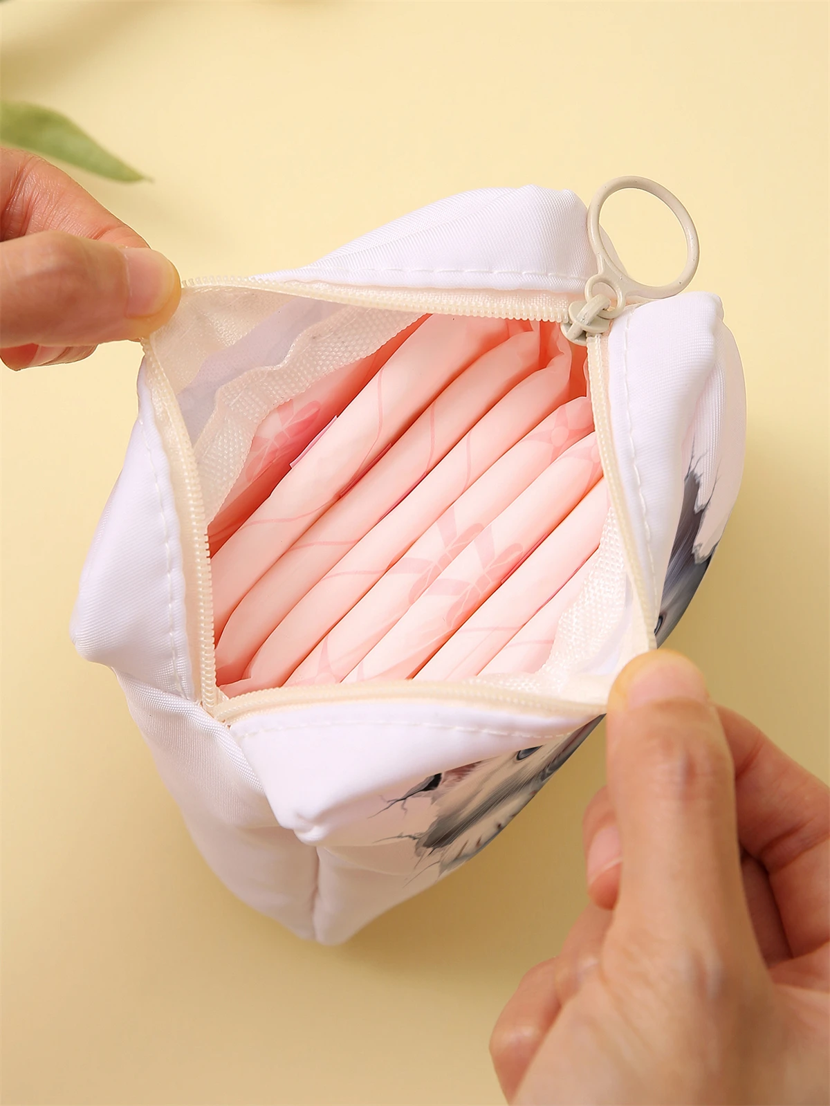 White cat printed sanitary napkin storage bag, women's lightweight tissue bag, sanitary tissue bag