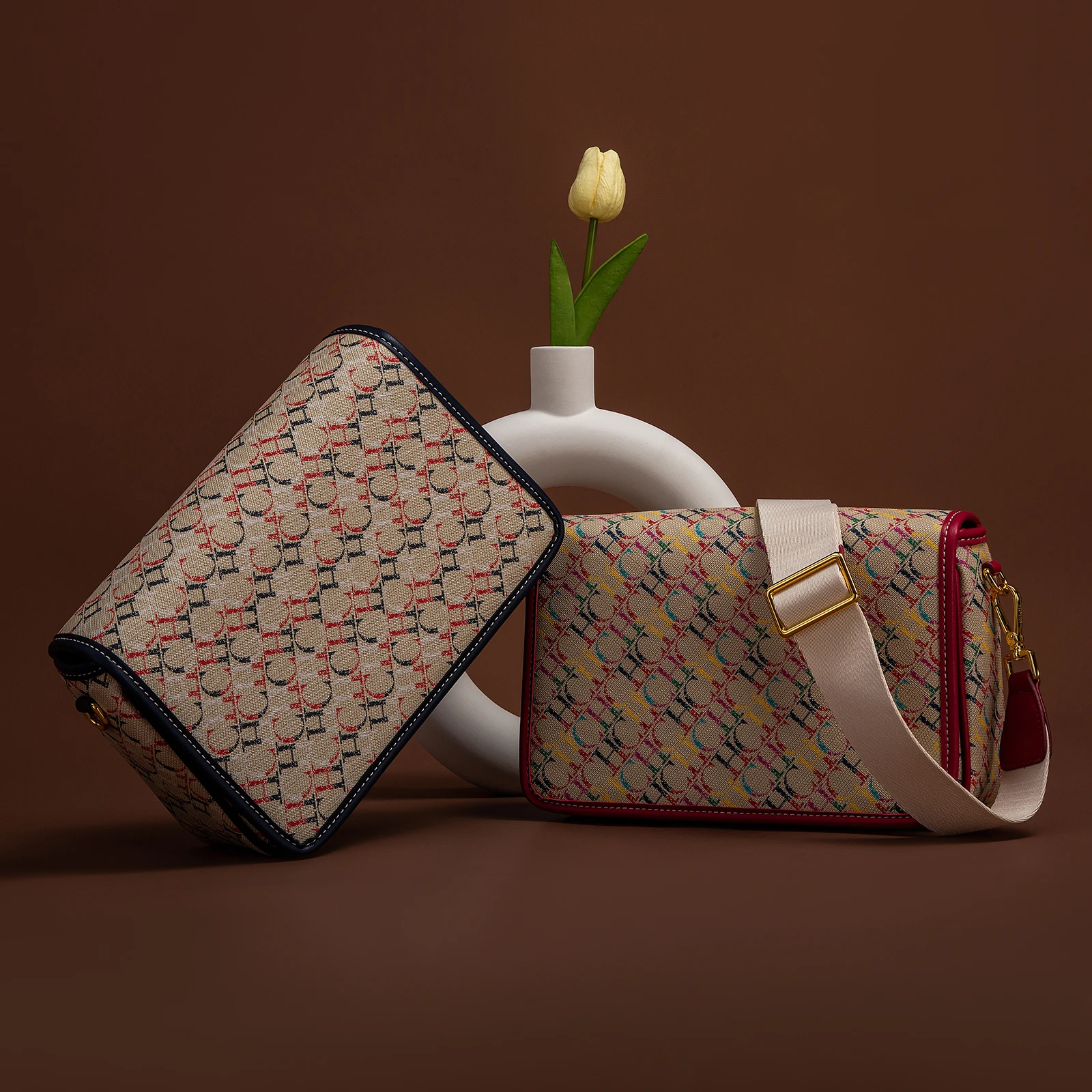 حقيبة كروس بودي كتف واحد للنساء ، أبجدية كلاسيكية...