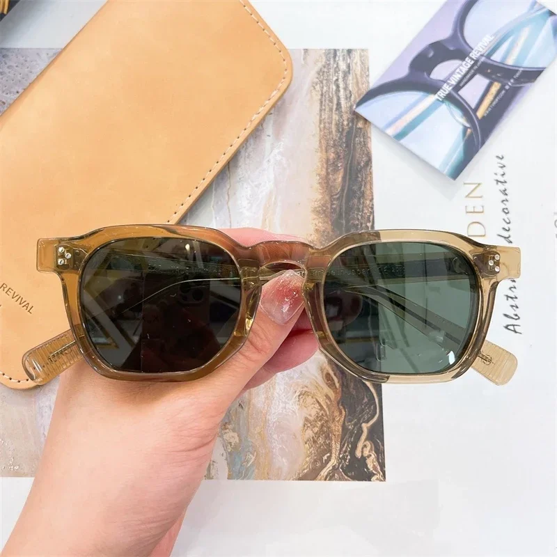 세련되고 고품질 선글라스로 모든 복장을 완벽하게 보완하는 Fabuvision의 527 Rectangular Sunglasses