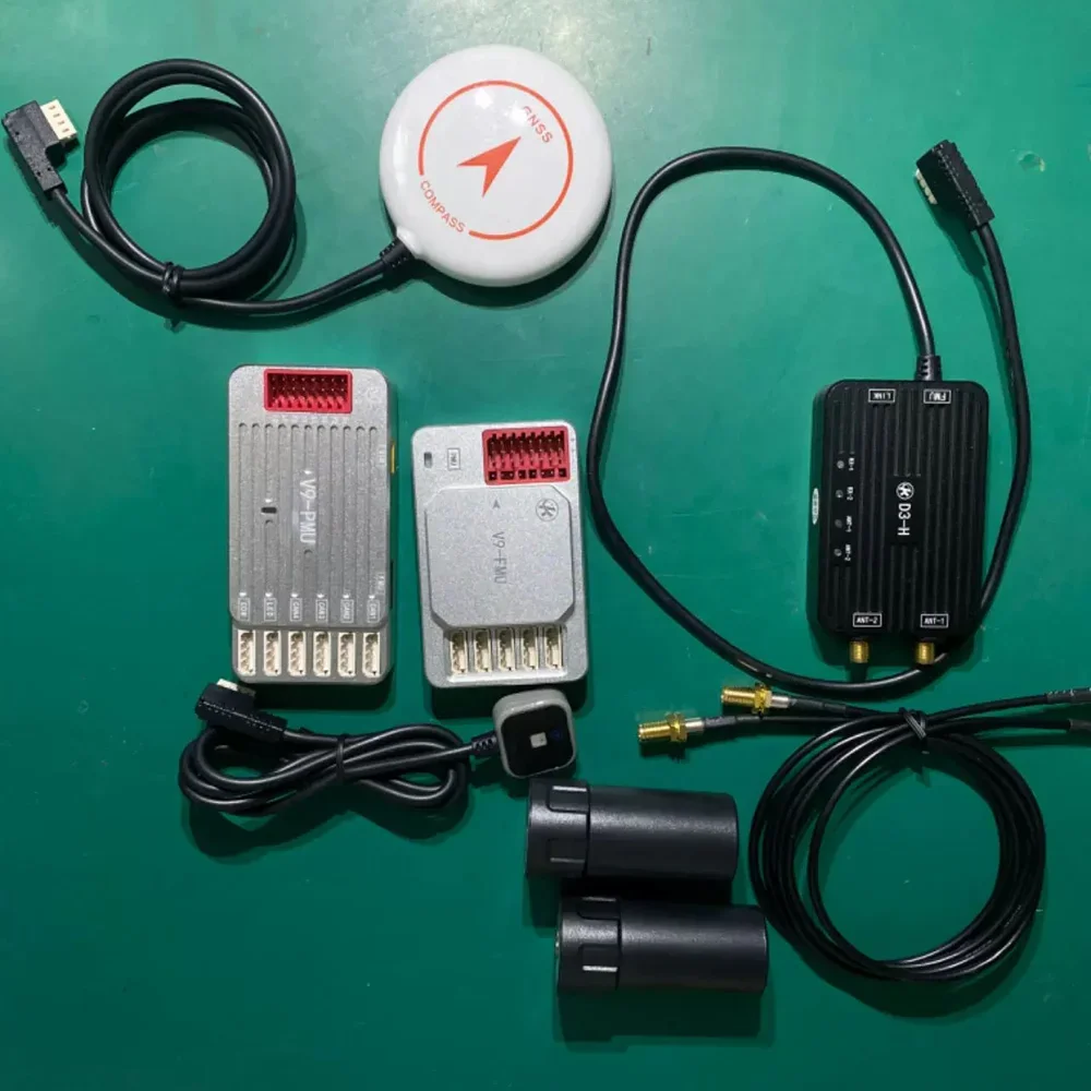 Module GNSS RTK GPS boussole haute précision fixé sur un drone, prêt pour le vol