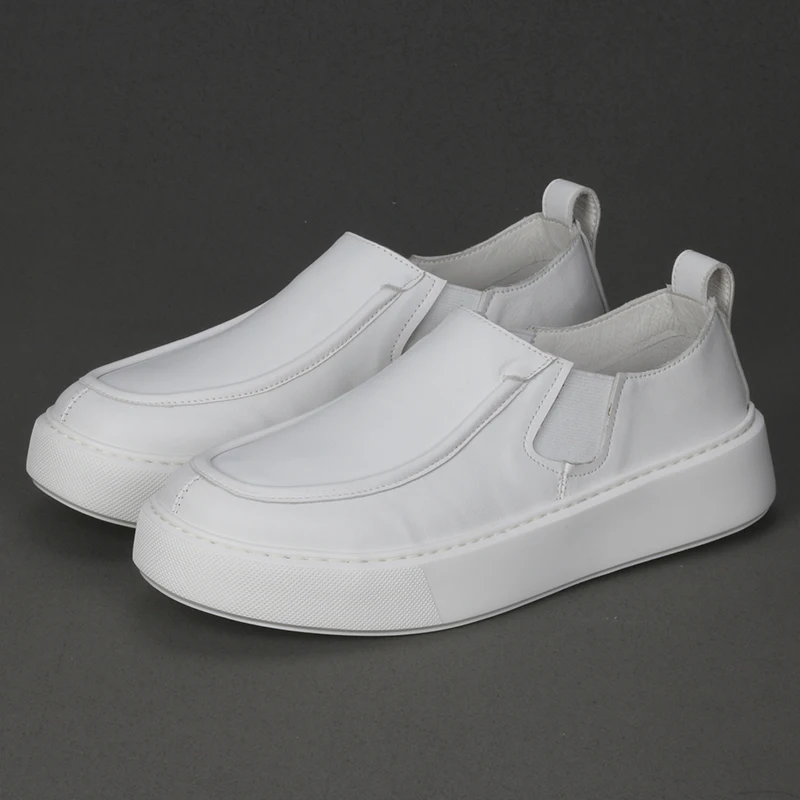 

Новые модные Универсальные мужские маленькие белые туфли из воловьей кожи легкие и удобные повседневные туфли на толстой подошве для доски