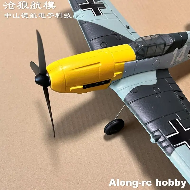 Avion télécommandé Volantex RC Bf109 Fighter 400mm RTF, vue de dessus détaillant les ailes et le fuselage.