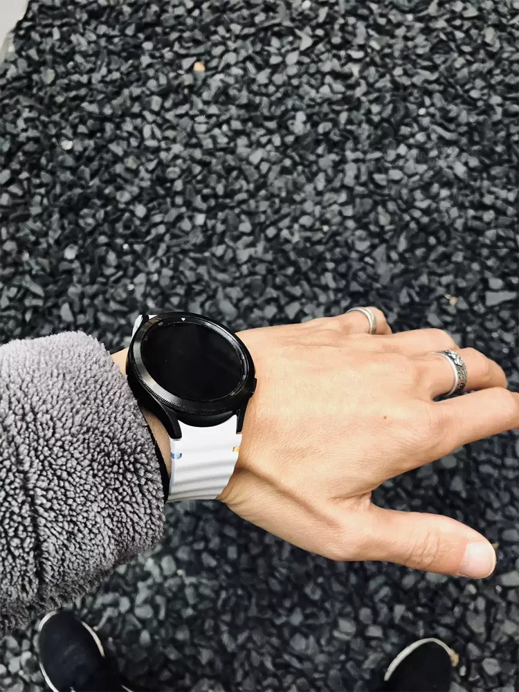 Enhanced Silicone Bracelet for Galaxy Watch - Seamless Design for Comfort and Style