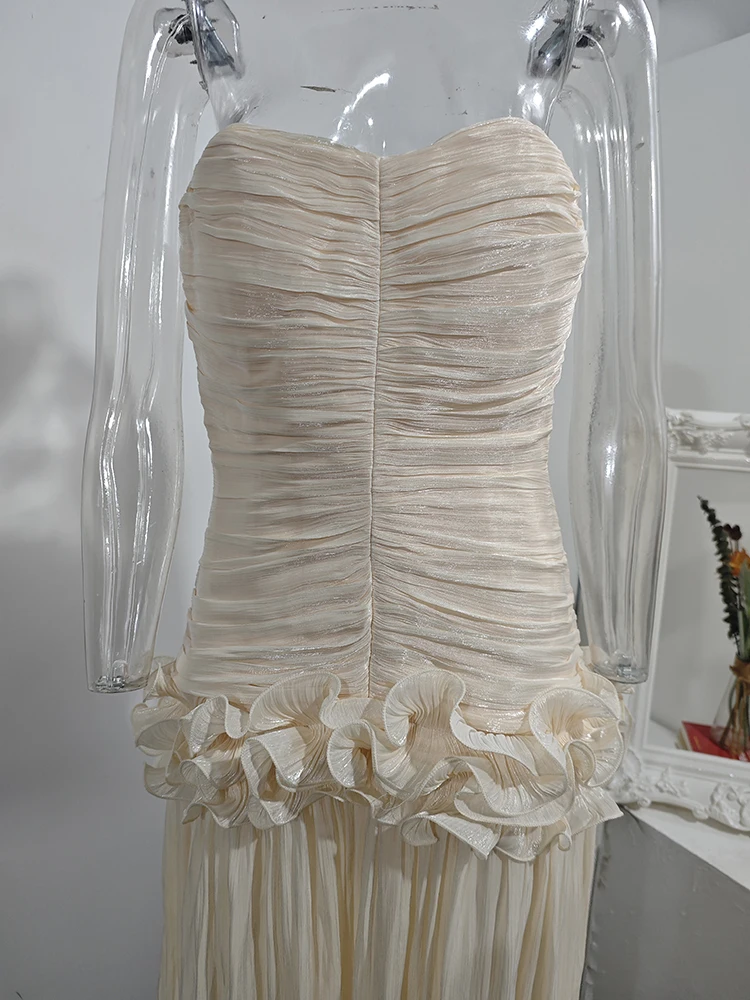 فستان ليلكي طويل بتصميم مكشوف الأكتاف وثنيات ناعمة