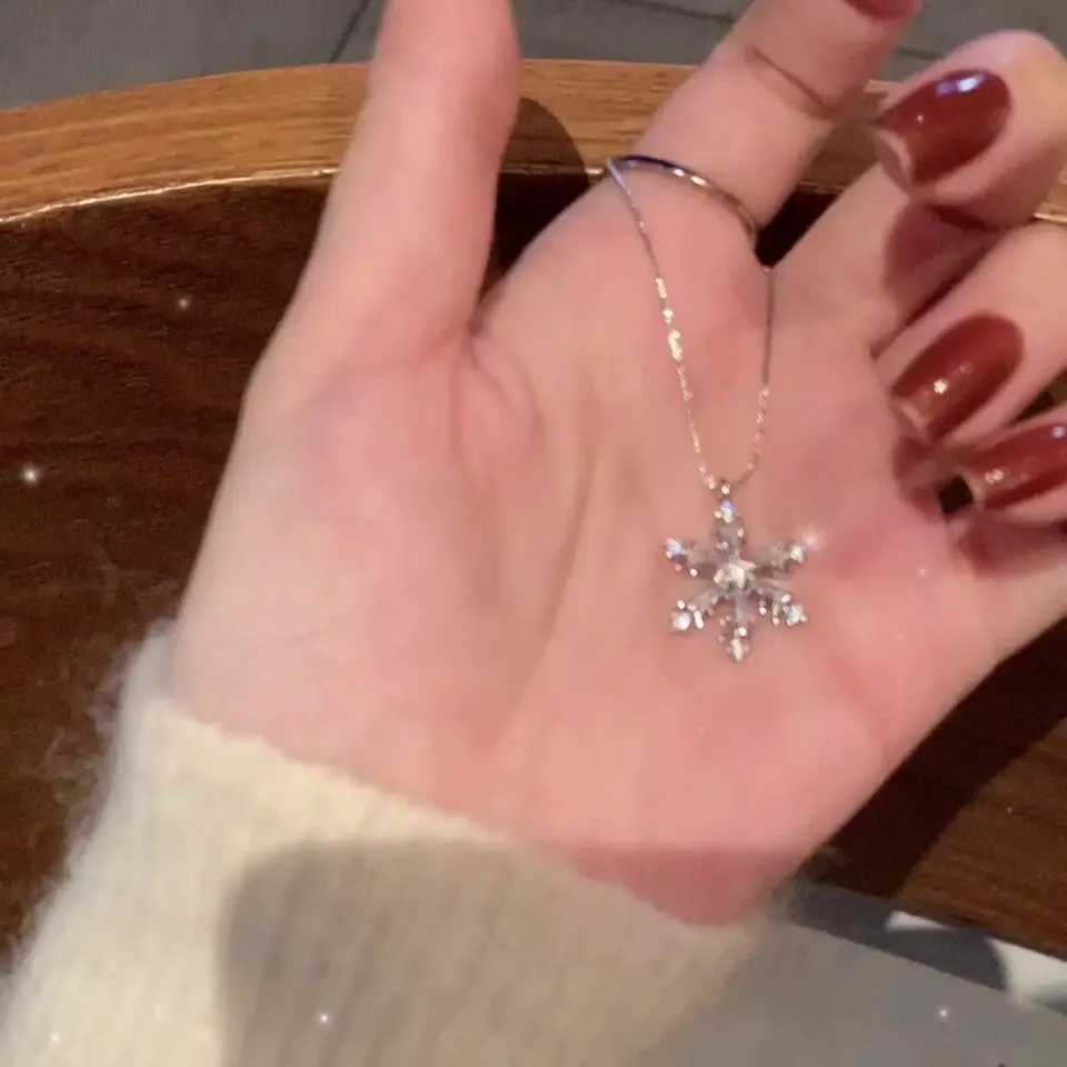 

Unique design with rotatable snowflake necklace, women's sweater chain, 2021 new trendy high-end neck chain, autumn and winter c