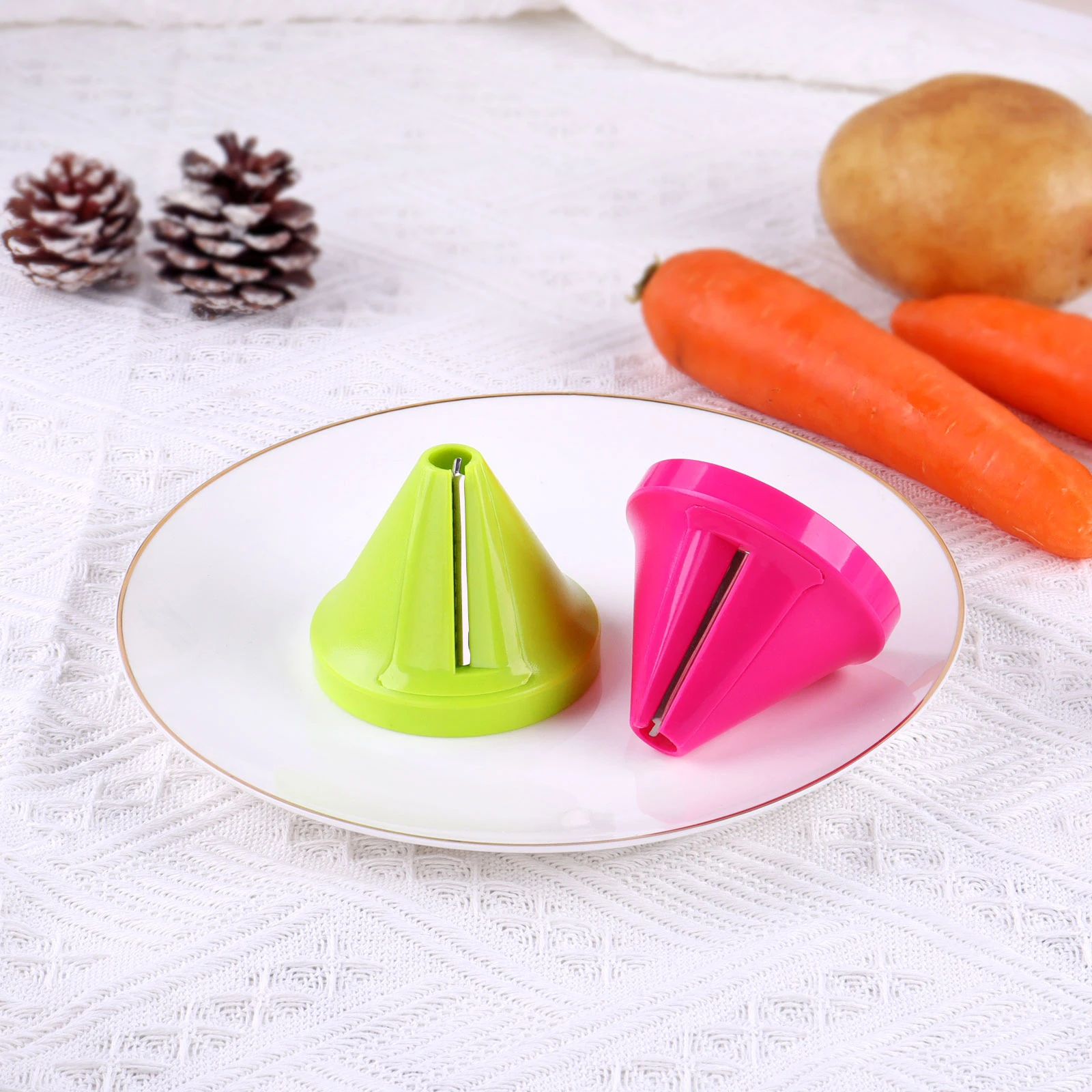 1Pcs Funnel Model Vegetable Spiralizer Shred Device Spiral Slicer Carrot Radish Spiral Funnel Cutter Kitchen Gadgets Tools, Size: 6.5 x 5.5cm