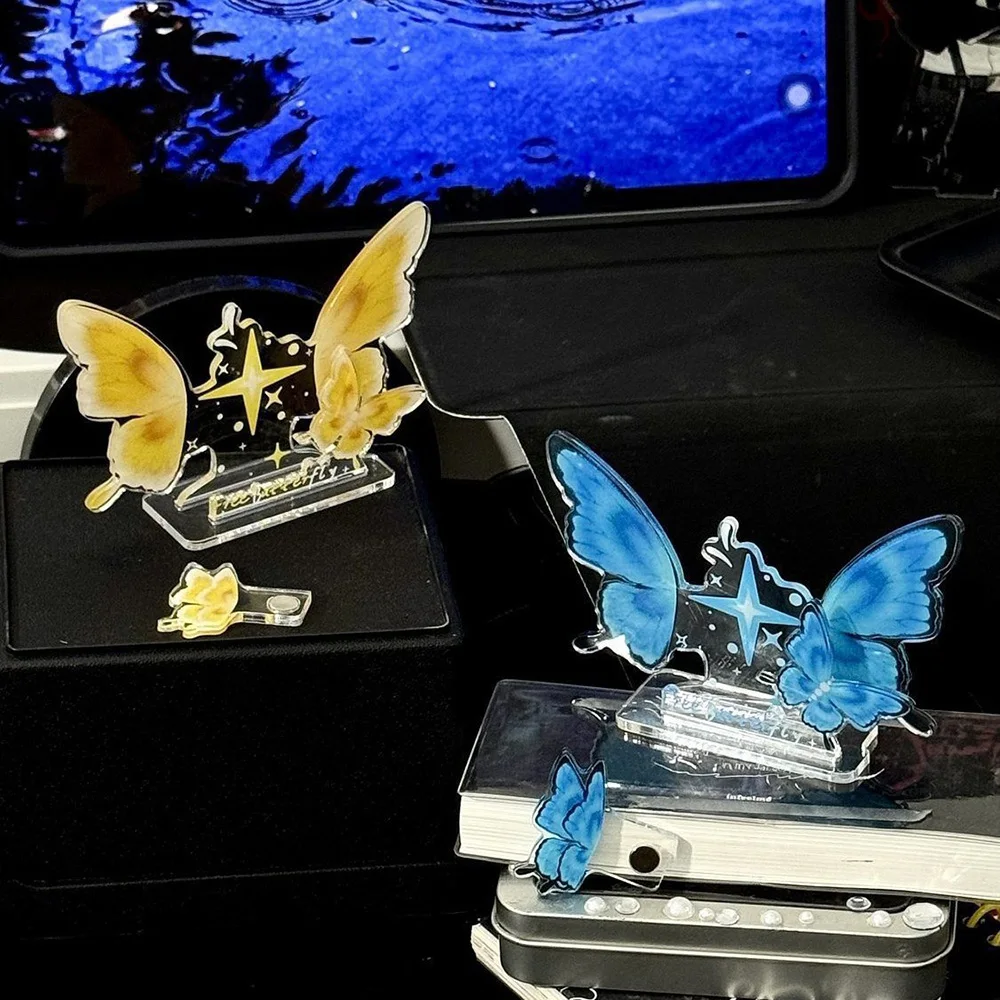 4Pcs 나비 아크릴 배지 디스플레이 스탠드 58mm 애니메이션 배지 용 투명 핀 홀더 팬들을위한 책상 장식 컬렉션 주최자