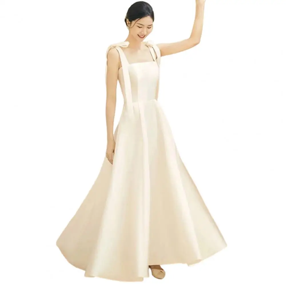 

Атласное платье-трапеция с бантом, с квадратным вырезом