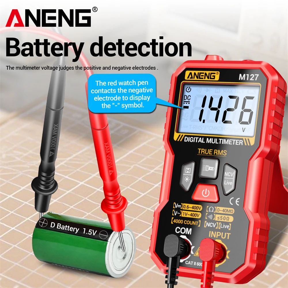 Testeur de tension ANENG M127 Pro mesurant une batterie avec cordons de test