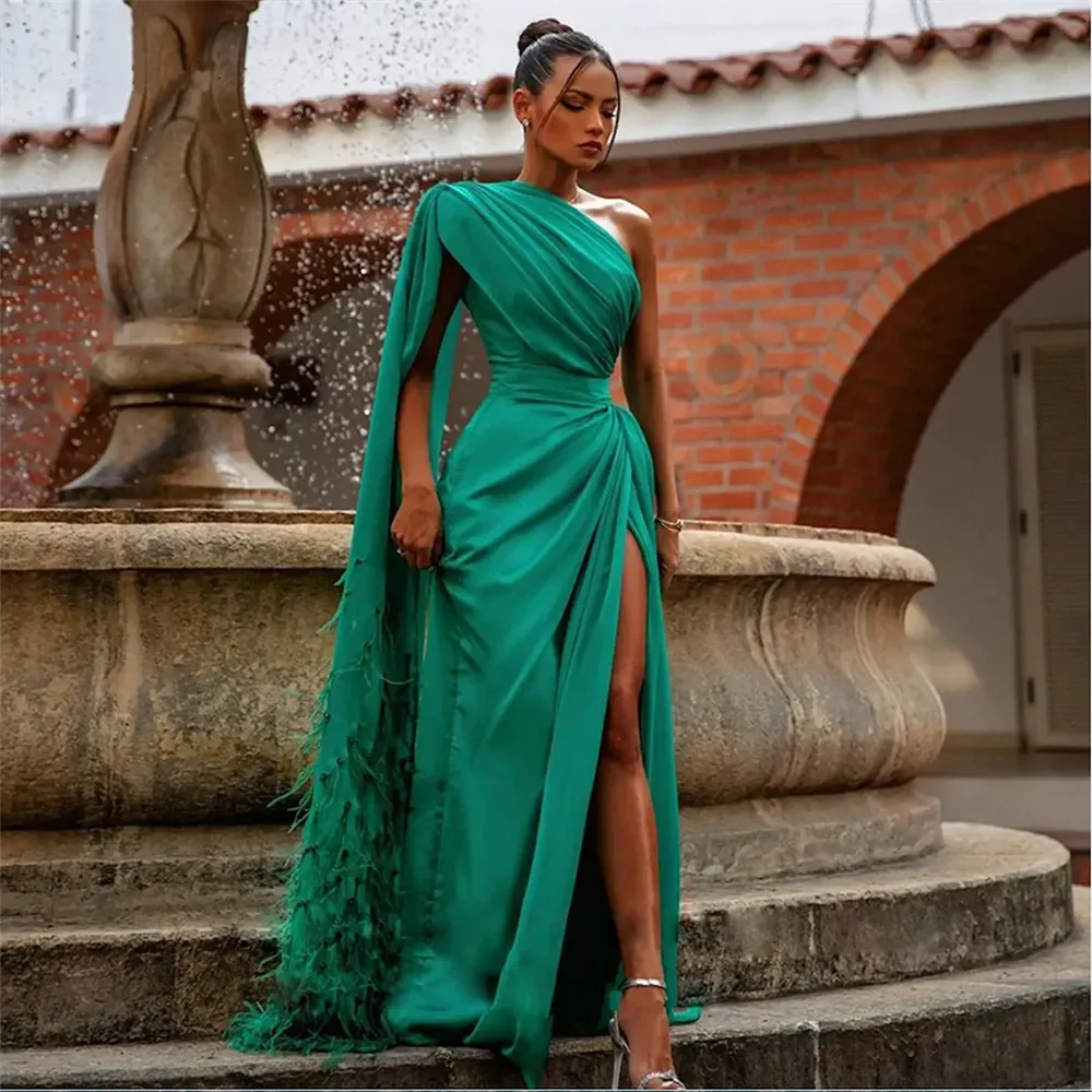 

2024 Green Mermaid Prom Dresses One Shoulder Feather Evening Gown Pleats Side Split Saudi Arabia Special Party Dress