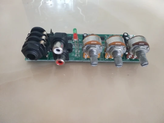 

1 микрофон и 2 входа для музыки, передняя панель моно, 2-полосный EQ, регулировка высоких и низких частот, с передней платой под давлением