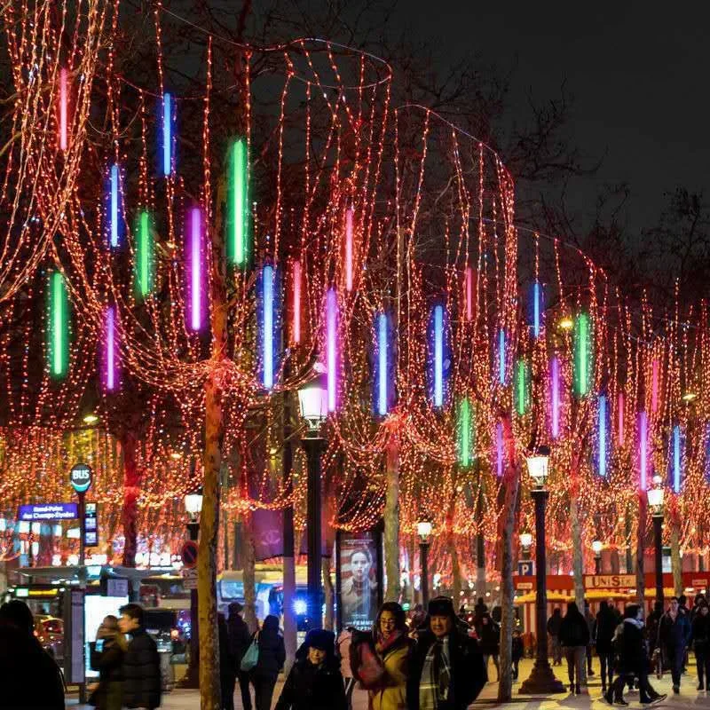 thumbnail image 1 of Cadena de luces de lluvia de meteoritos de 30 cm/50 cm, luces de carámbanos para aleros, para jardín, exterior, árbol de Navidad, decoración de bodas y fiestas, 8 tubos, 1 of 5