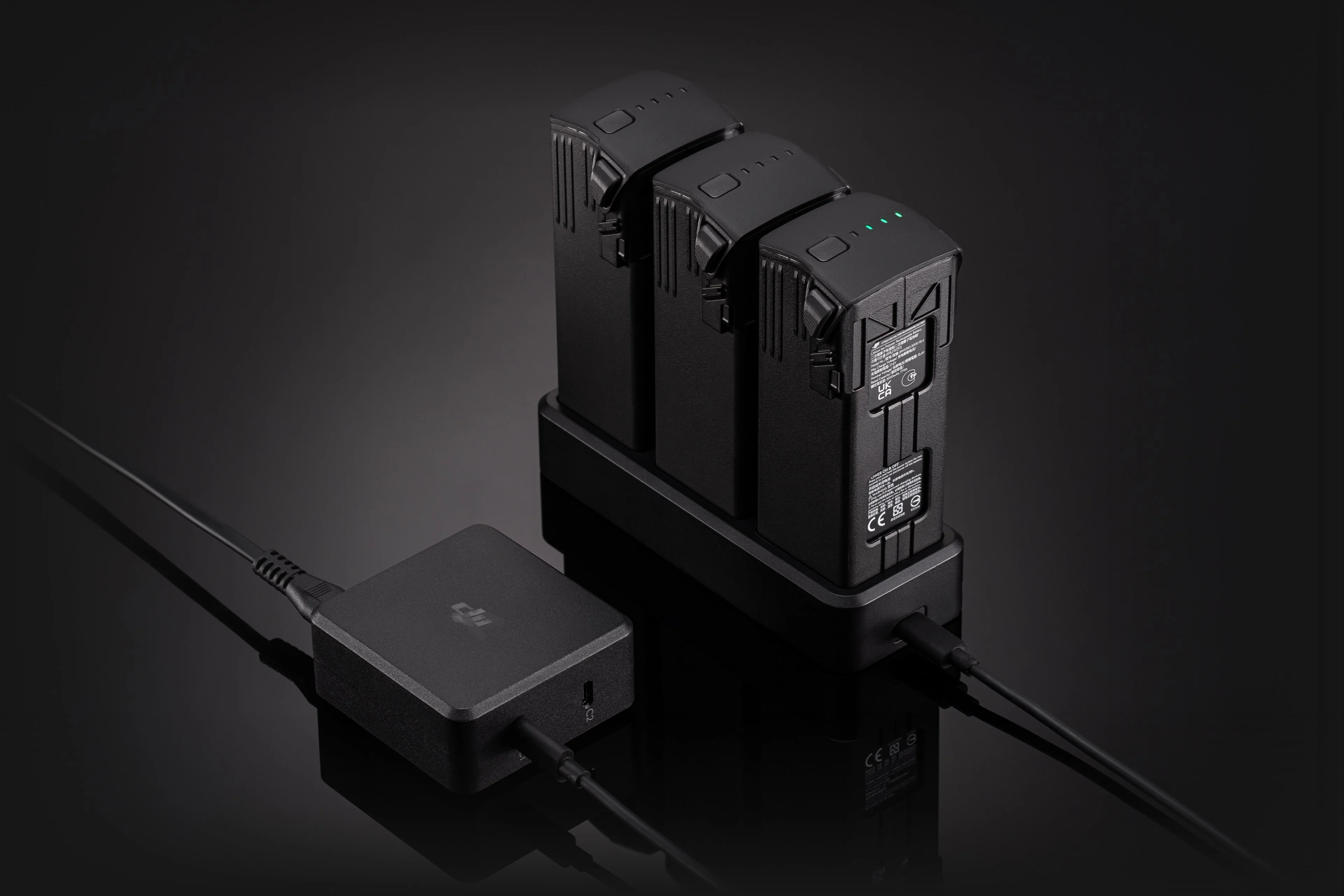 Chargeur rapide USB-C double port pour DJI branché sur une batterie de drone, montrant la connexion.