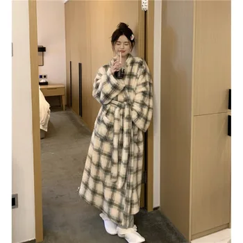 두꺼운 따뜻한 산호 양털 잠옷 여성 겨울 2023 새로운 간단한 체크 무늬 느슨한 커플 잠옷 홈 웨어