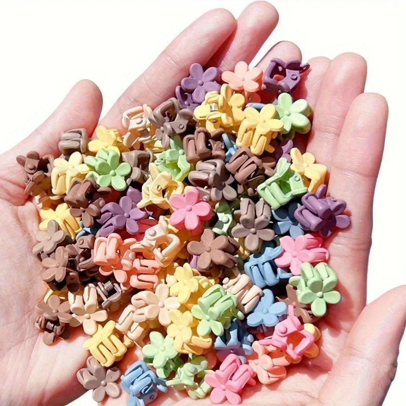 50 Stück Mini-Clips, Kunststoff, Blumendesign im Jugendstil, perfekt für Frisuren wie Zöpfe und Pigtails. – Detail 5