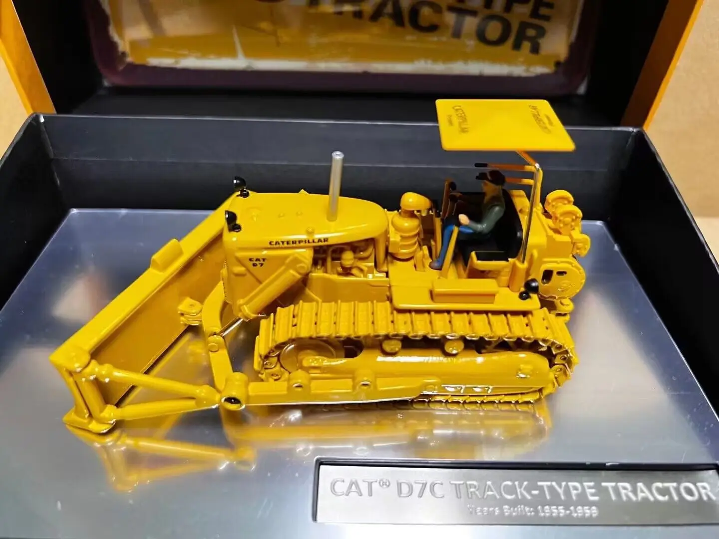 Cat D7C Track-Type Tractor 1955-1959 1/50 Scale Metal Model By DieCast Masters DM85577 New in Box