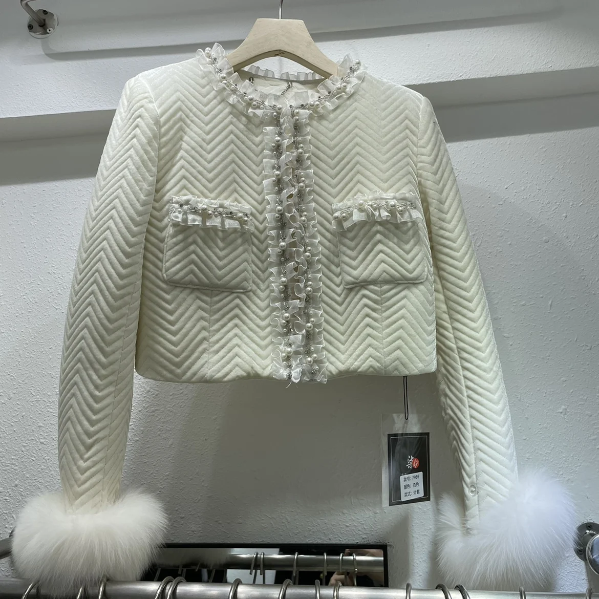 

Осенне-зимняя новая черная бархатная хлопковая пуховая куртка с круглым воротником и бусинами