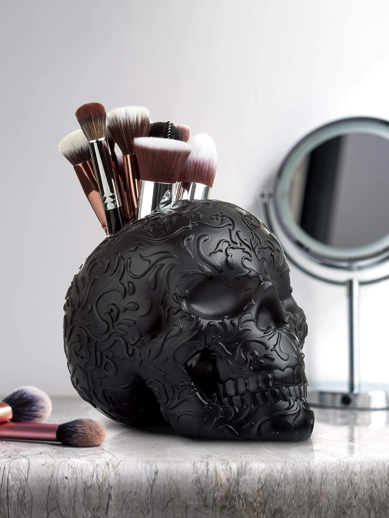 1Pc Halloween Skull Resin Eyebrow Brush Holder Suitable for Indoor and Outdoor Use Pen Holder Storage Decorative Crafts skull brush holder