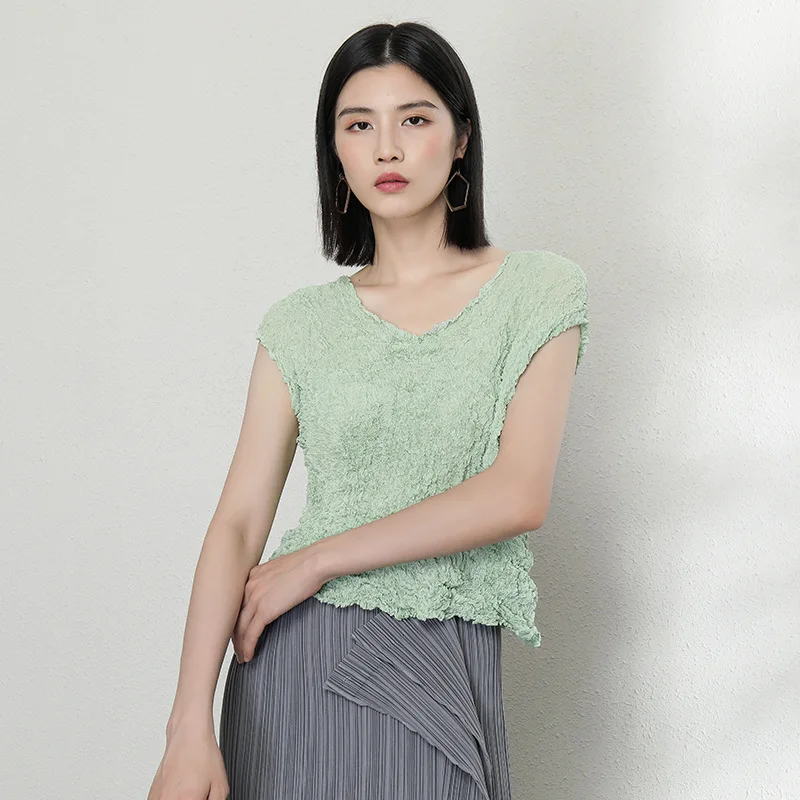 

2022 summer new sleeveless v-neck vest Miyake pleated top women's thin solid color temperament short T-shirt women