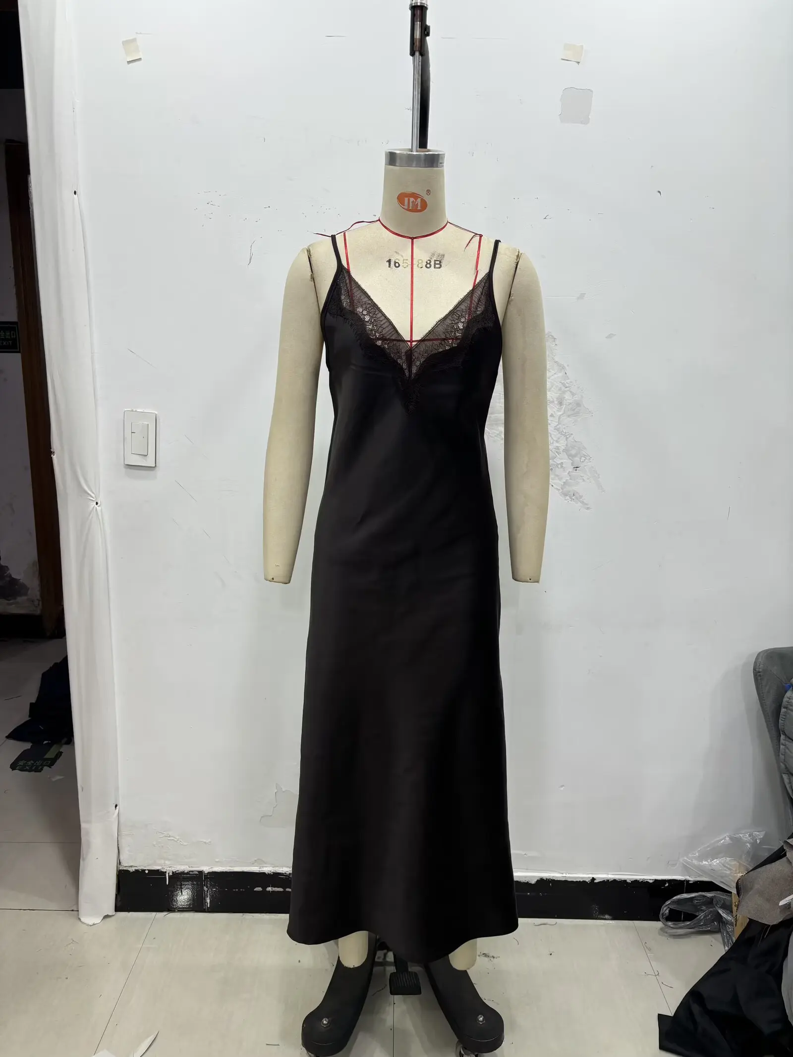 HH Frühlings-Damenkleid mit Ärmellosen Einsätzen, Spitzenverzierung, Rückenausschnitt und Reißverschluss, Sexy Schlankes Elegantes V-Ausschnitt Trägerkleid in Midi-Länge – Detail 3