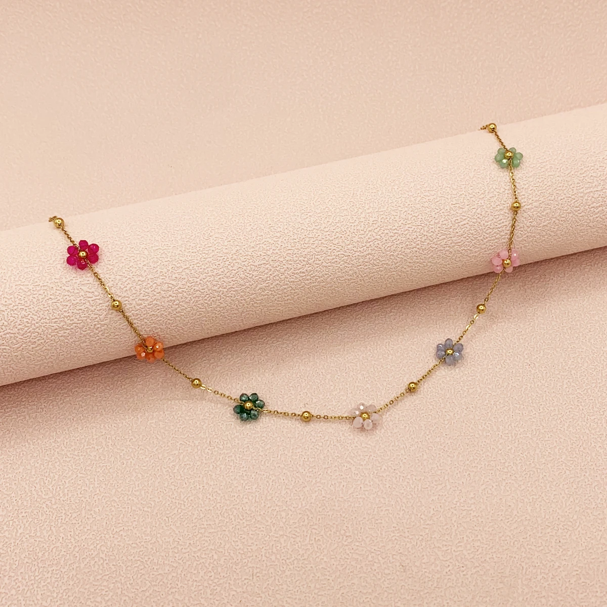 Eine neue Herbst- und Winter-Damen-Blumen-Halskette aus Edelstahl mit bunten Perlen, Geburtstag, Weihnachten, Halloween, Datum, Geschenk
