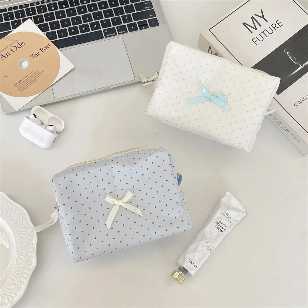 Borsa per il Trucco a Pois con Fiocco, Organizer Cosmetico Grande Capacità Colore Macaron, Pochette Portatile per Skincare e Viaggi - immagine 3