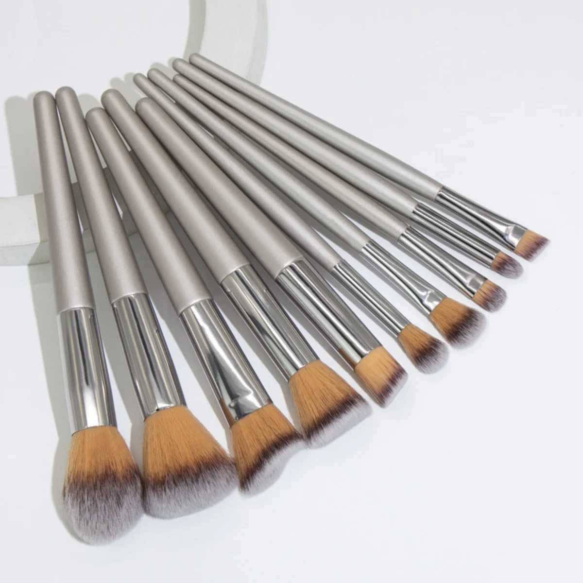 10-Piece Makeup Brush Set Professional Grade Including Foundation Loose Powder Blush Concealer and Eye Shad makeup brushes