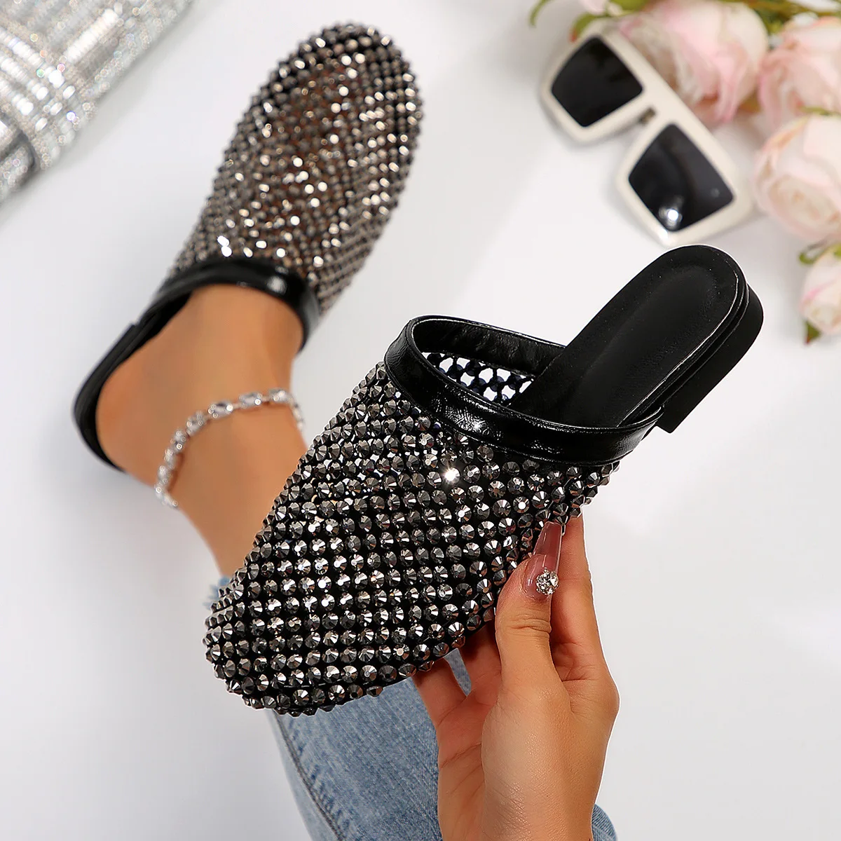 Summer Women Slippers New Flat Round Toe Slippers Women Breathable Rhinestone Hollow Out Fashion Sandals Zapatos De Mujer