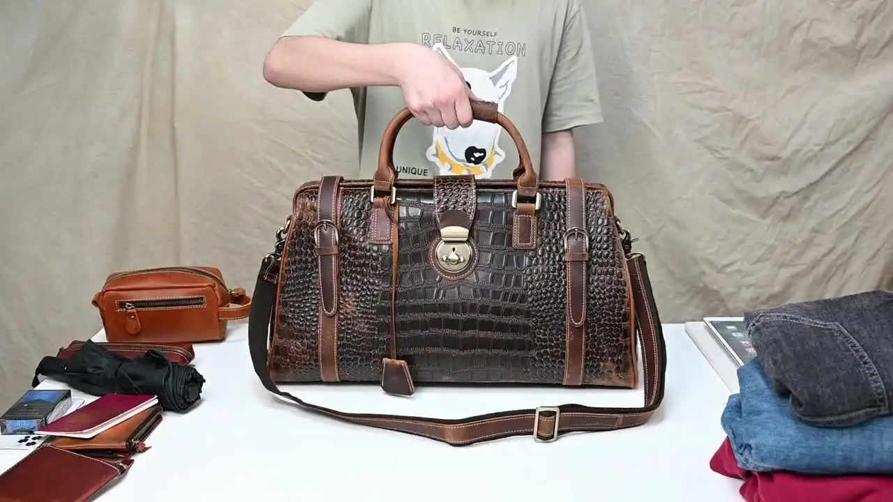 Sac De Voyage Jaune Imprimé Crocodile – Bandoulière Chaîne, Cuir Rigide, Jusqu’à 40L