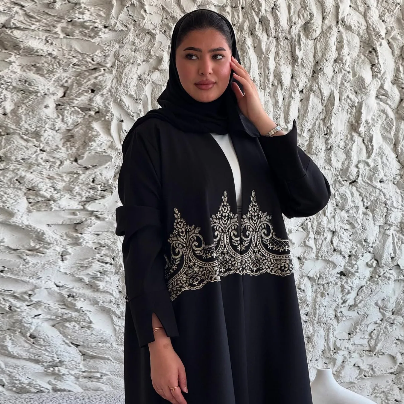 عباية حرير مطرزة نقوش عربية