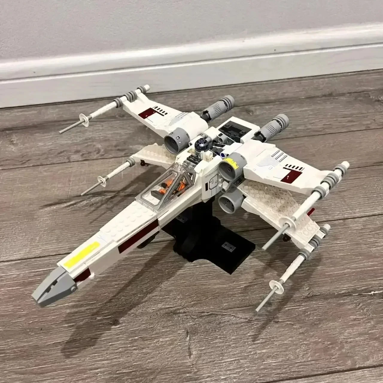 X-wing 크리에이티브 전투기 스페이스 빌딩 블록 모델 장난감 남녀 생일 파티 선물로 새롭게 출시되었습니다.