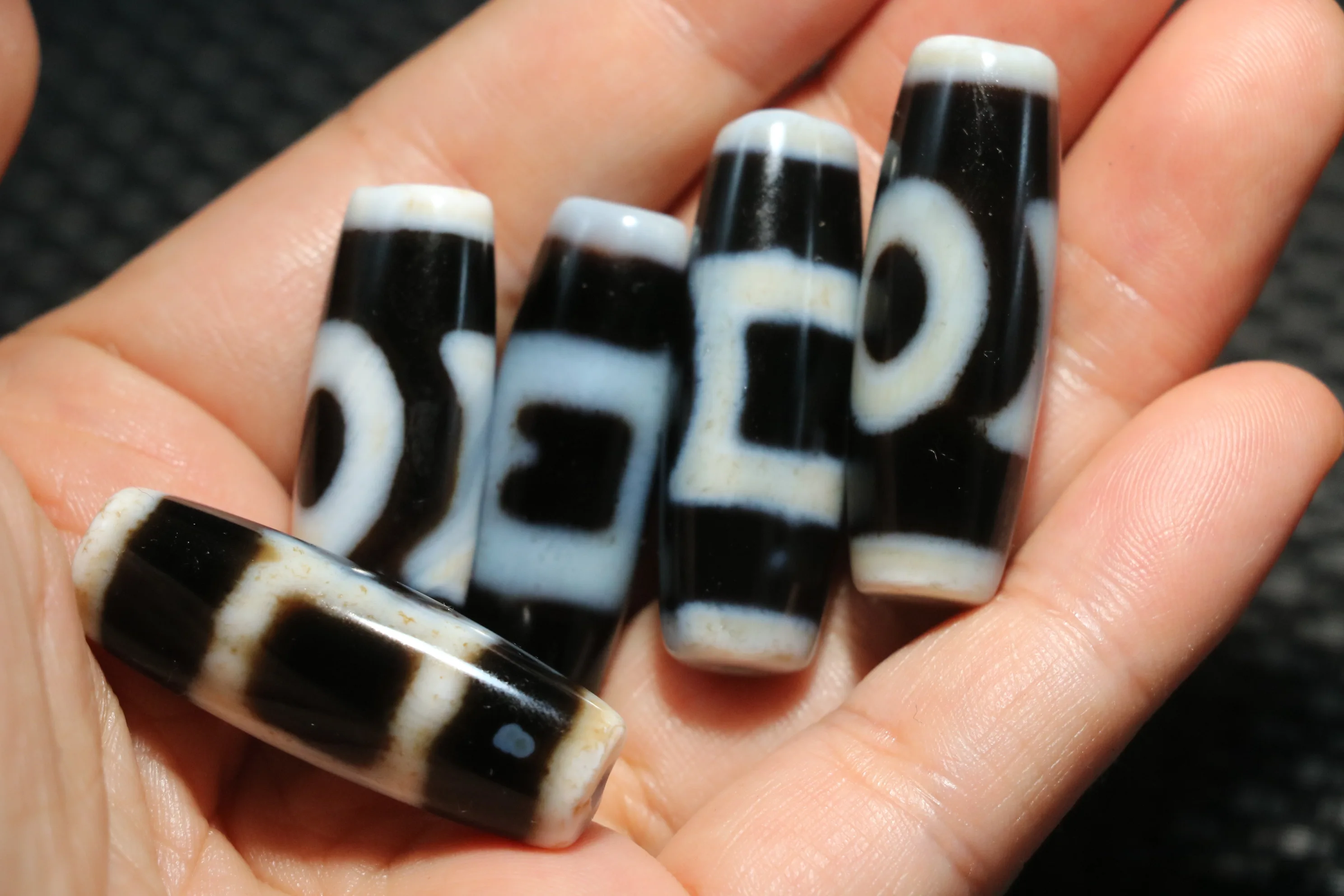 

Power Magic LKbrother Set of 5 Powerful Tibetan Old Agate Harmonious Heaven&Earth Flat Shape dZi Bead Amulet For Bracelets No9