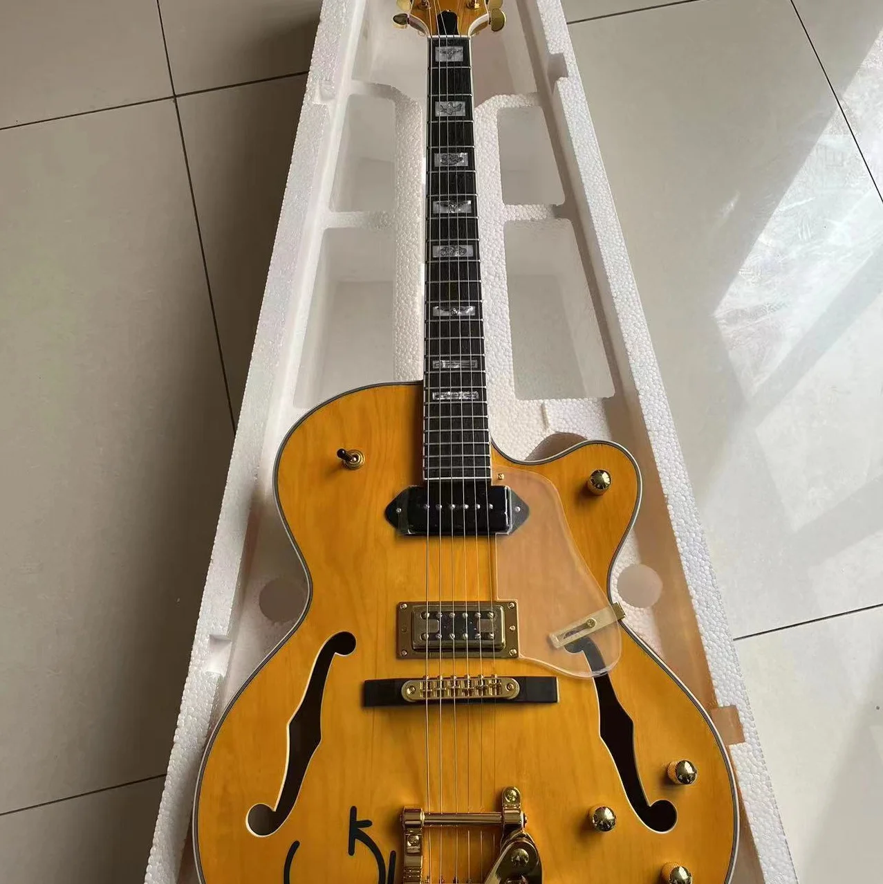 

Factory outlet the top quality Cream SG Electric Guitar Gold Hardware White Pick Guard Glossy Finish Good audio quality GDSH