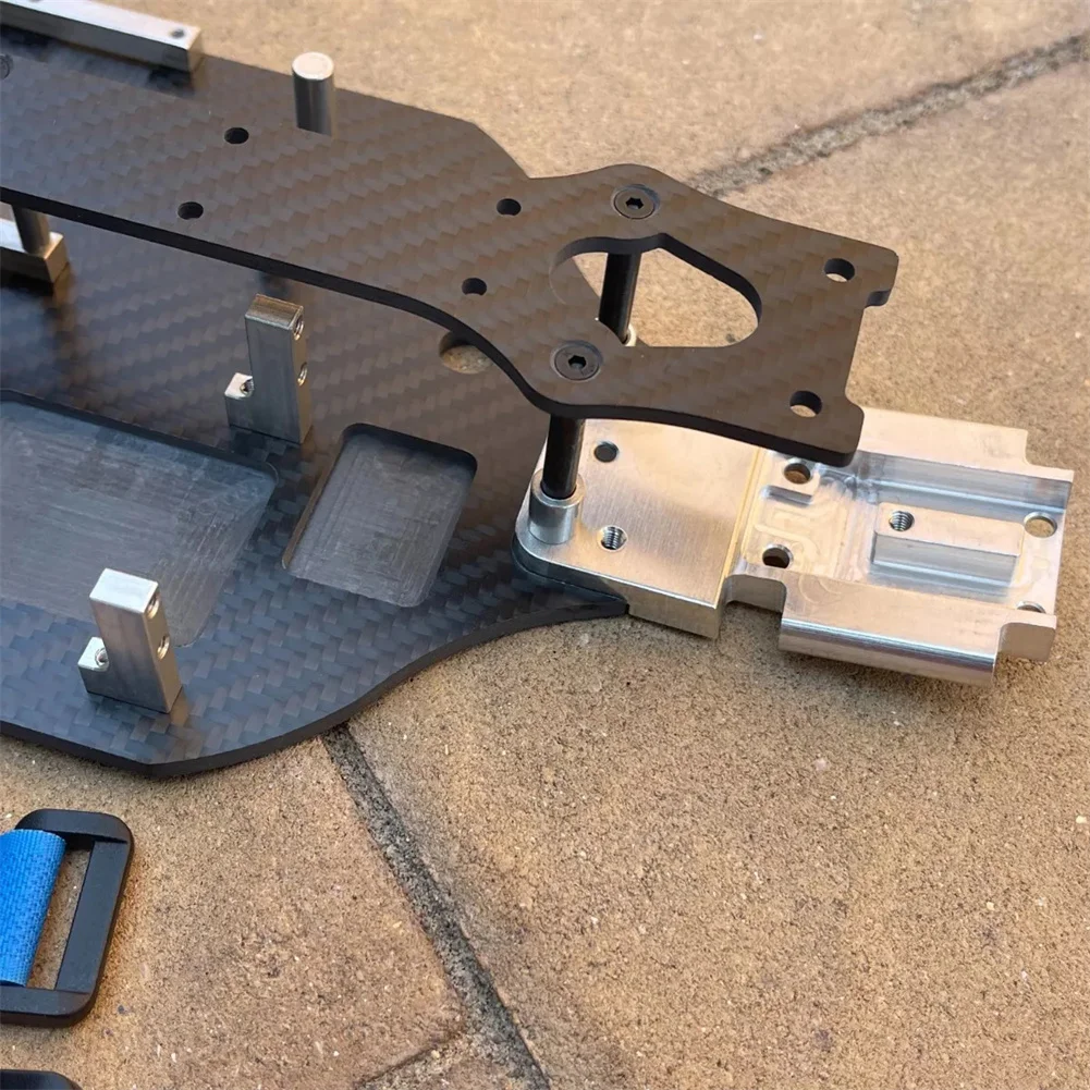 Vue de dessous du kit châssis LCG fibre carbone pour Traxxas Slash VXL 4x4 TRA6808, avec vis et supports.