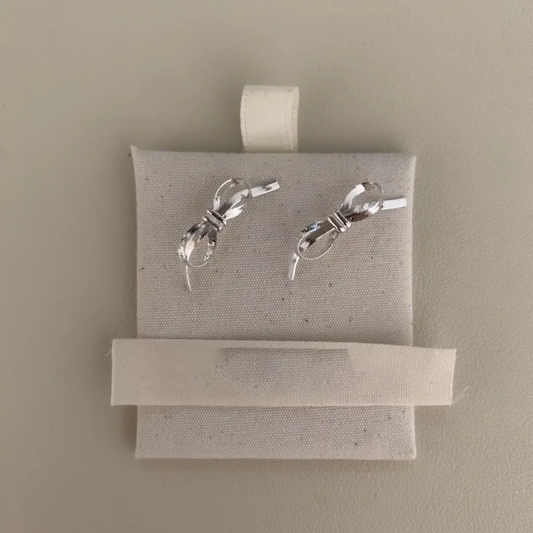 

Korean Style Bow Shaped Earrings Female Niche Design Temperament Small and Cute Earrings High-end and Minimalist Earrings Gifts