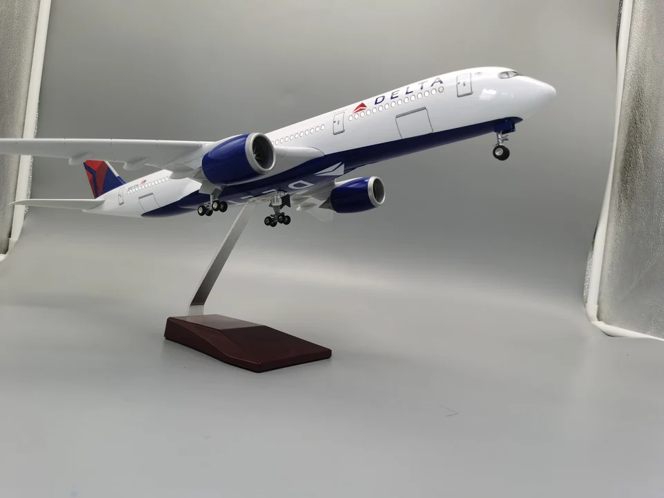 QIYUMOKE Airbus A380 1:300 Qatar, gegoten vliegtuigmodel van metaal met houder, Sky Jumbo Airliner-kit, model van legering, cadeau voor luchtvaartfans, cadeau