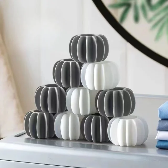 Say Goodbye to Tangled Clothes with the 5PC Anti-tangle Laundry Ball!