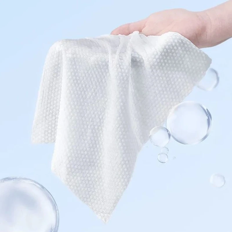 Lingettes visage réutilisables en coton colorées, rangées dans un panier en osier.