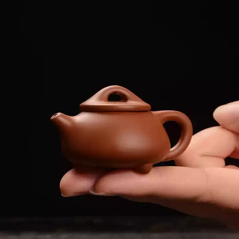 Chinese Tea Pet Mini Teapot Pet Mini Ceramics Cute Zisha Tea Pet for Kungfu Tea Tray Desk Ornament for Kungfu Tea Table