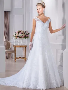 Свадебное платье с блестящими вставками и V-образным вырезом