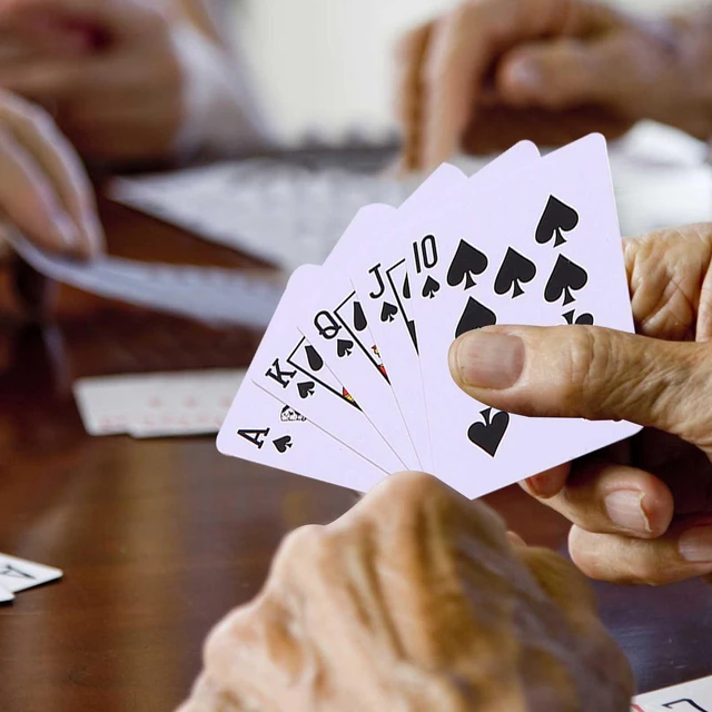 Jovens Amigos Jogando Poker Festa Casa Jogar Jogos Diversão