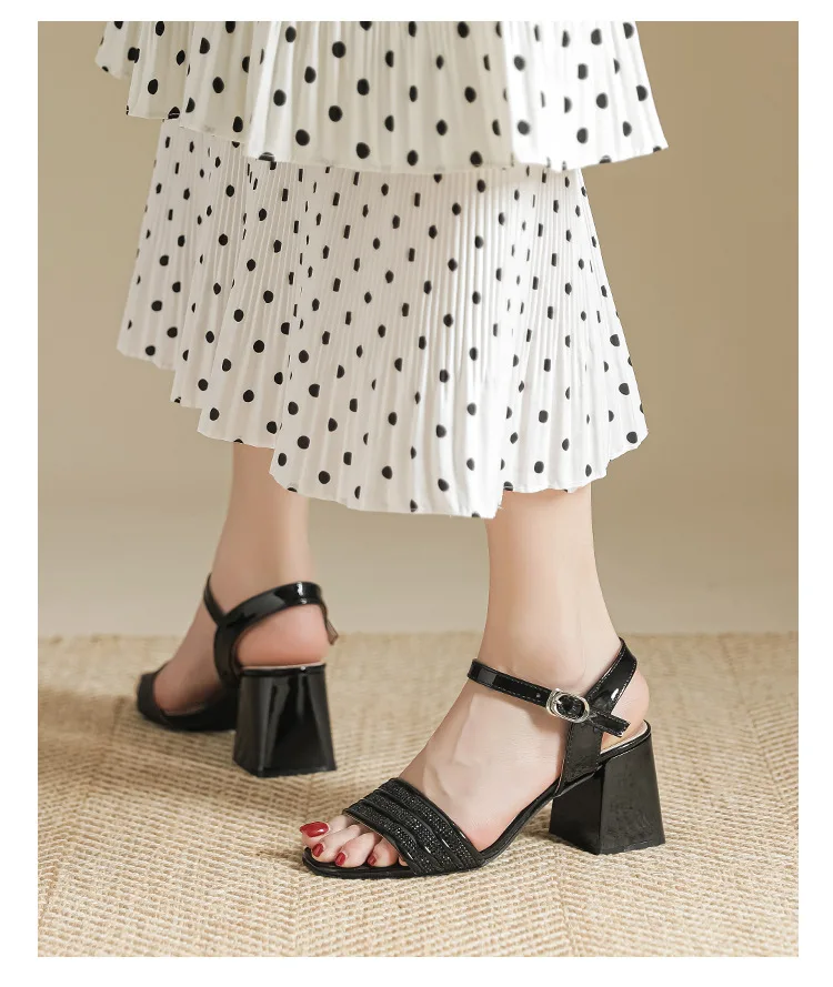 

Сандалии женские на квадратном каблуке, туфли с открытым носком, высокий каблук 7 см, серебристая пряжка, 31-43