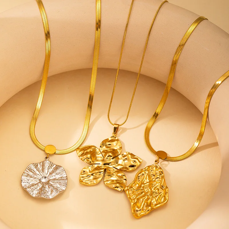 Exaggerated Flower Ornament Women Pleated Flower Petal Palace Gold Plated Silver Alloy Necklace 1