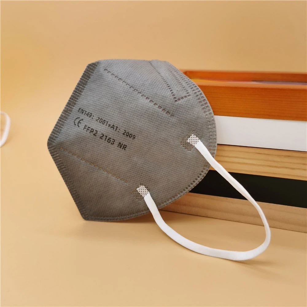 Protection et confort au meilleur prix : masques en tissu lavables, empilés dans un panier.