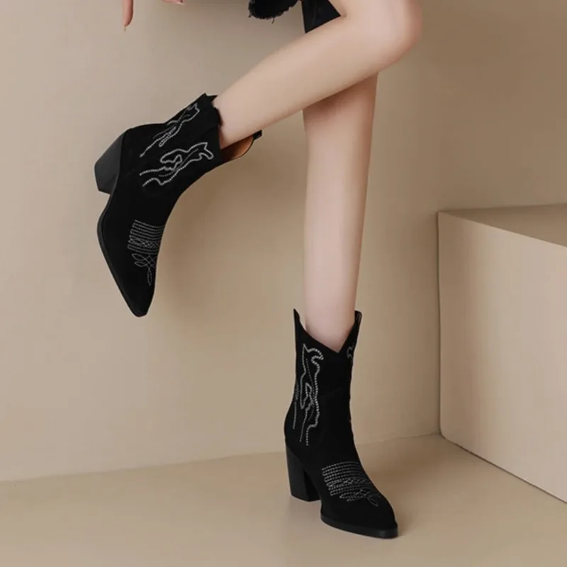

2023 Брендовая женская обувь, женские ботинки без шнуровки, модные современные ботинки с вышивкой, женские привлекательные ботильоны с острым носком и квадратным каблуком