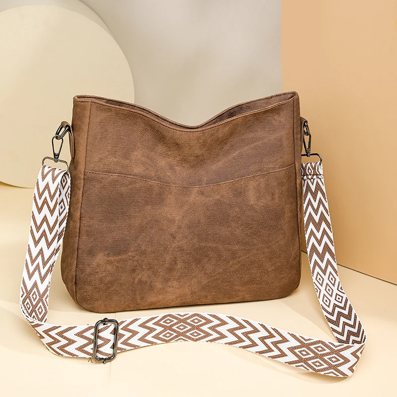 The women's single-shoulder crossbody bag is crafted from premium fabric and refined craftsmanship, featuring a minimalist and s