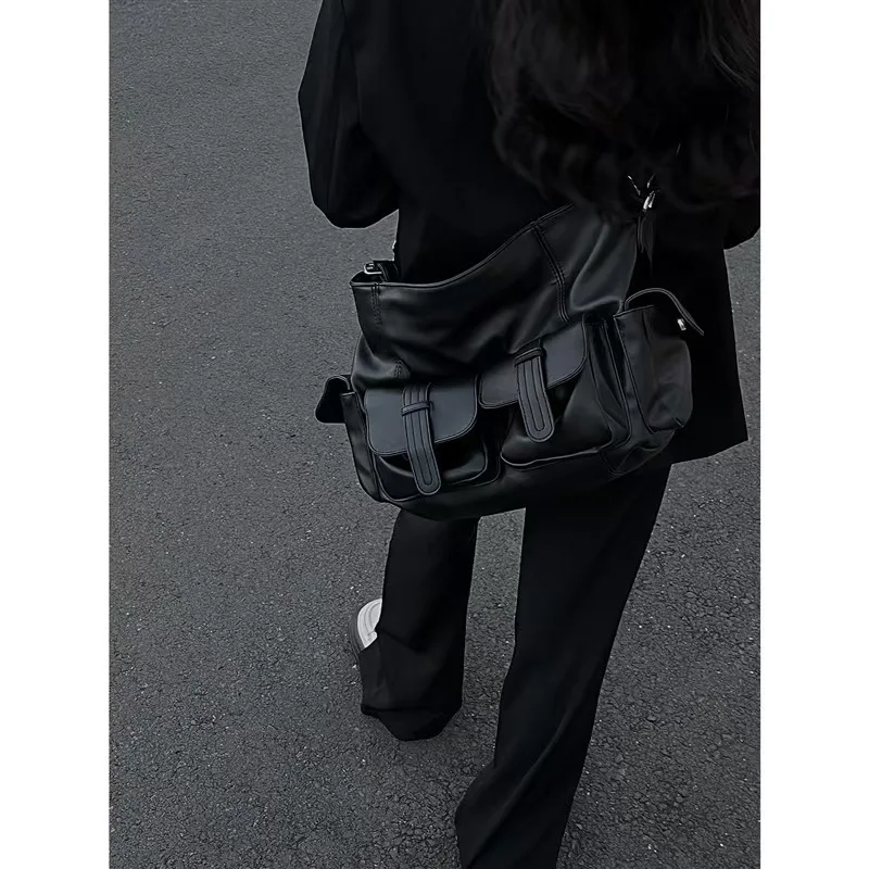 Vintage American style large capacity crossbody bag, fashionable black handbag, women's shoulder bag