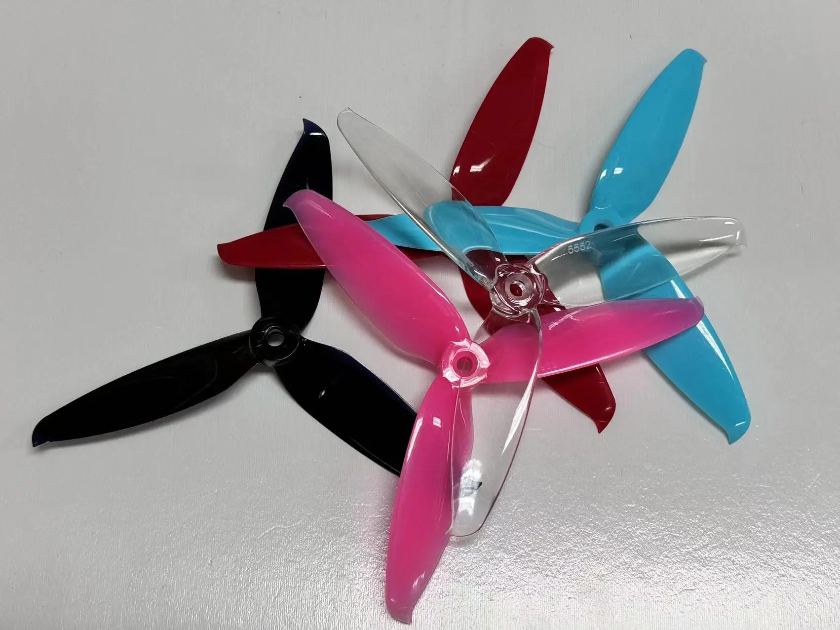 2 Paar 5 Farben Gemfan 5552 5.5x5.2 FPV PC 3 Propeller Propellerblätter CW CCW mit Durchgangsschaft für Spezialmotor 2407