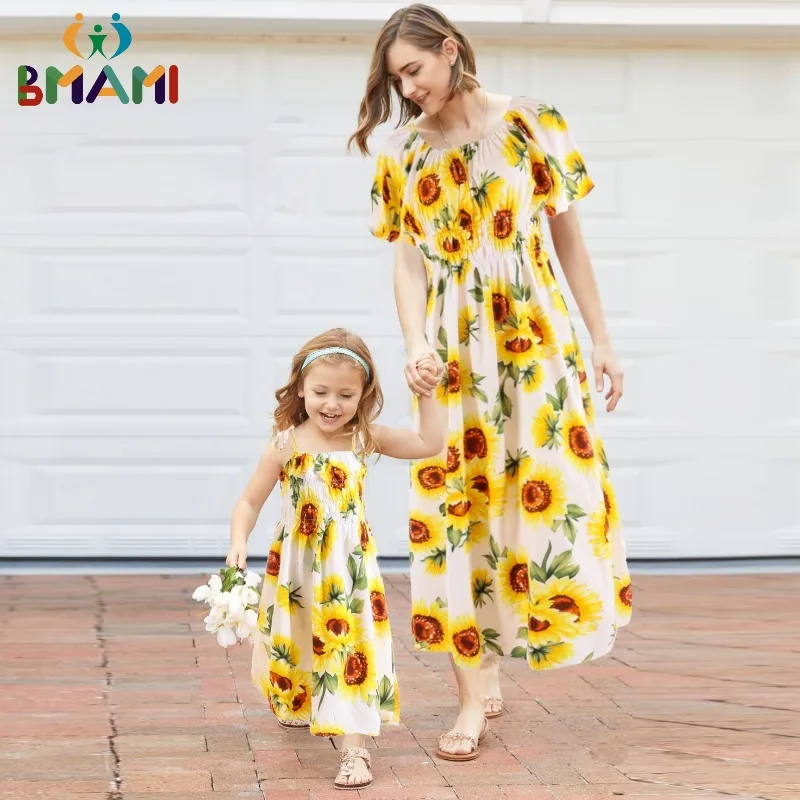 

2023 New Summer Family Clothing Maxi Short Sleeve Dresses Sets Mother Kids Sunflower Beach Long Dress Matching Outfits Clothes
