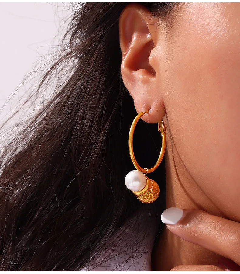 Neues Set aus Imitationsperlen-Anhänger-Halskette und Creolen für Damen, Edelstahl, vergoldet, eleganter Schmuck. – Detail 4